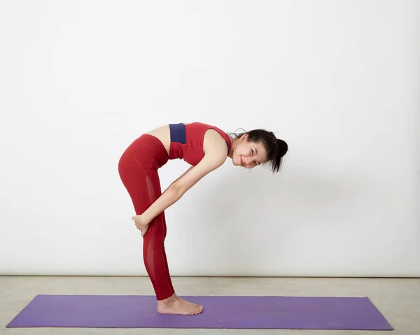 Asian Woman Making Pose Yoga Mat Exercising Studio — Stock Photo, Image