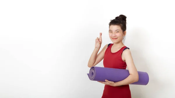 여성하얀 배경에 매트를 운동할 준비를 — 스톡 사진