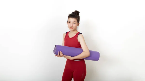Fitness Tajski Azji Kobieta Gotowy Treningu Stojąc Gospodarstwa Jogi Mat — Zdjęcie stockowe