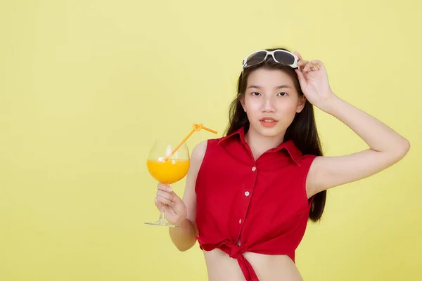 배경에서 오렌지 주스를 마시는 아시아 여자의 — 스톡 사진