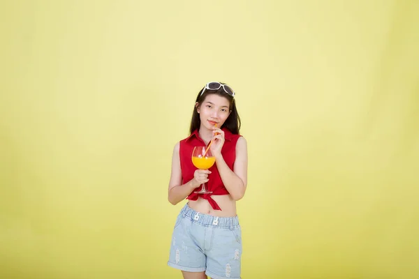 Πορτρέτο Μιας Όμορφης Νεαρής Ασιάτισσας Που Πίνει Χυμό Πορτοκάλι Κίτρινο — Φωτογραφία Αρχείου