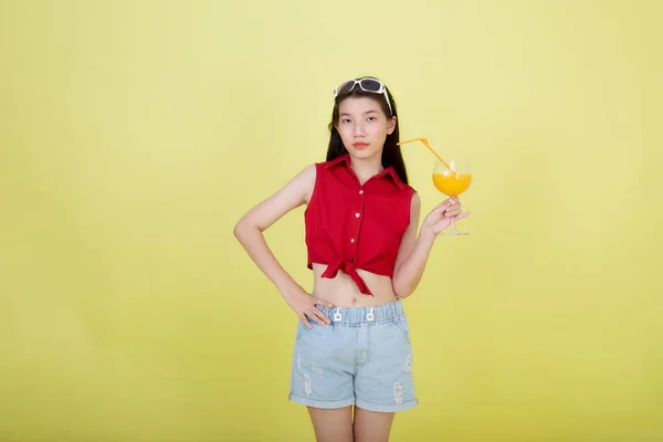 Πορτρέτο Μιας Όμορφης Νεαρής Ασιάτισσας Που Πίνει Χυμό Πορτοκάλι Κίτρινο — Φωτογραφία Αρχείου