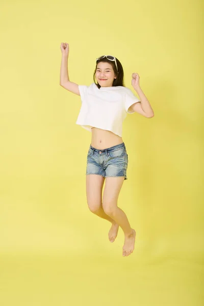 Portret Van Mooie Jonge Aziatische Meisje Gelukkig Springen Lucht Heldere — Stockfoto