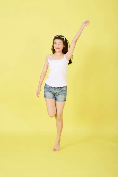 Retrato Chica Asiática Bastante Joven Feliz Saltando Aire Sobre Fondo — Foto de Stock