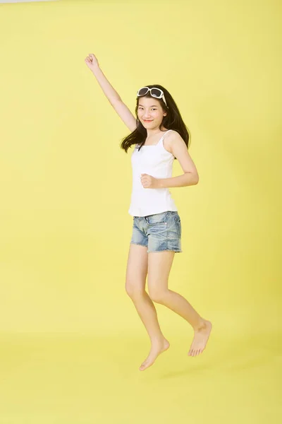 Retrato Chica Asiática Bastante Joven Feliz Saltando Aire Sobre Fondo —  Fotos de Stock