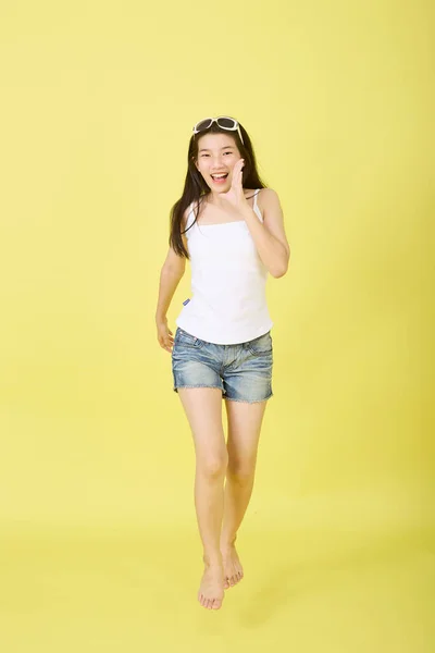 Портрет Красивой Молодой Азиатки Счастливой Прыгающей Воздухе Ярко Желтом Фоне — стоковое фото