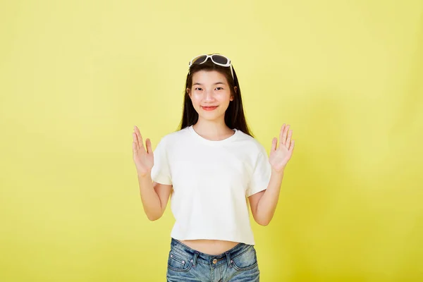 Jong Mooi Aziatisch Vrouw Glimlachen Wijzend Geïsoleerd Geel Helder Kleur — Stockfoto