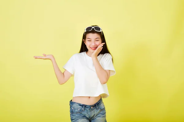 Jong Mooi Aziatisch Vrouw Glimlachen Wijzend Geïsoleerd Geel Helder Kleur — Stockfoto