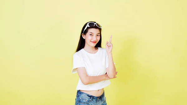 Junge Schöne Asiatische Frau Lächelt Und Zeigt Isoliert Gelbe Helle — Stockfoto