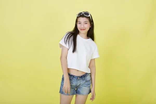 Portrét Krásné Mladé Asijské Ženy Nosí Létě Žlutém Pozadí — Stock fotografie