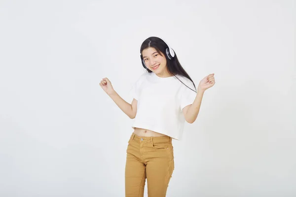 Jeune Femme Asiatique Avec Écouteurs Danse Sur Fond Blanc — Photo