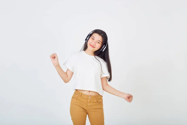 Joven Mujer Asiática Con Auriculares Bailando Sobre Fondo Blanco — Foto de Stock