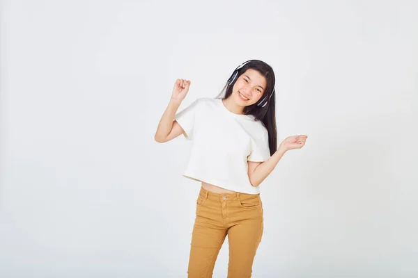 Jong Aziatisch Vrouw Met Hoofdtelefoon Dansen Wit Achtergrond — Stockfoto