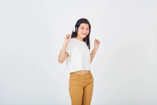 Jovem Mulher Asiática Com Fones Ouvido Dançando Fundo Branco — Fotografia de Stock