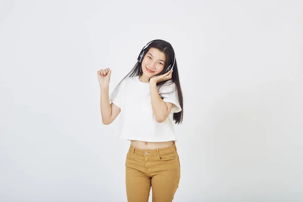 Joven Mujer Asiática Con Auriculares Bailando Sobre Fondo Blanco — Foto de Stock