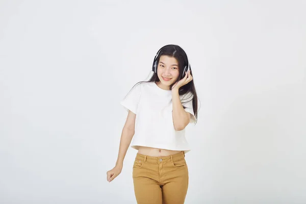 Jeune Femme Asiatique Avec Écouteurs Danse Sur Fond Blanc — Photo