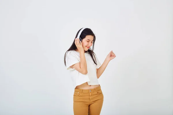 Jovem Mulher Asiática Com Fones Ouvido Dançando Fundo Branco — Fotografia de Stock