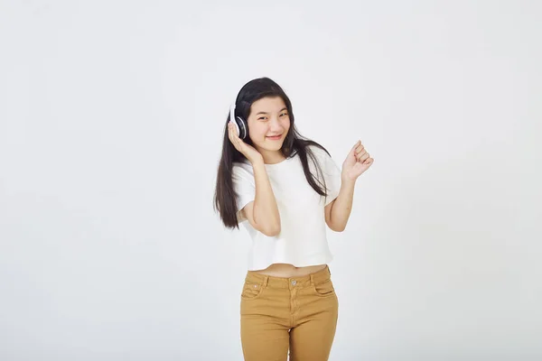 Jovem Mulher Asiática Com Fones Ouvido Dançando Fundo Branco — Fotografia de Stock