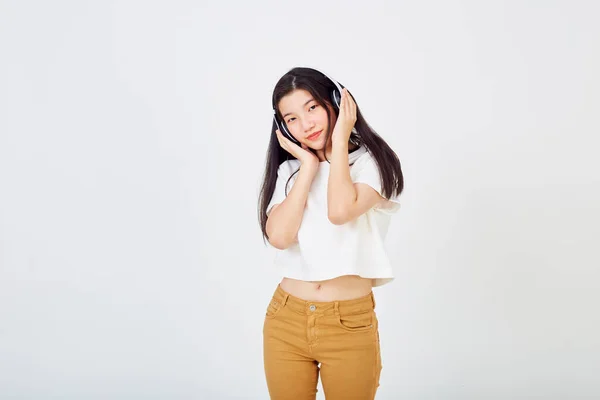 Joven Mujer Asiática Con Auriculares Bailando Sobre Fondo Blanco — Foto de Stock