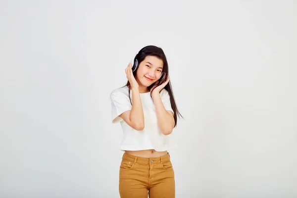 Joven Mujer Asiática Con Auriculares Bailando Sobre Fondo Blanco —  Fotos de Stock