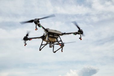 Tarım aracı, insansız hava aracını yapay zeka, makine öğrenimi, dijital ikiz, 5 g, büyük veri, iot, artırılmış karma sanal hareketlilik, ar, vr, robot kullanarak püskürtülmüş gübreye uçar