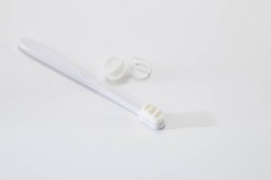 Beyaz tüylü beyaz plastik diş fırçası