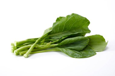 Beyaz arka planda taze Çin lahanası sebzesine bir demet su damlası.