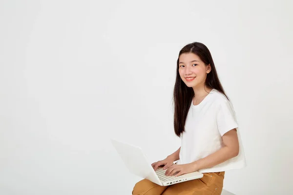Gelukkig Aantrekkelijke Jonge Vrouw Met Laptop Computer Zitten Gekruiste Benen — Stockfoto