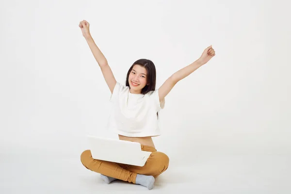 Посміхнена Азіатка Працює Ноутбуці Сидячи Підлозі Схрещеними Ногами — стокове фото