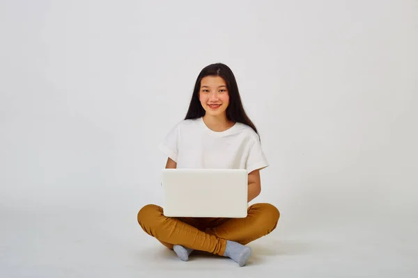 Sorrindo Mulher Asiática Trabalhando Computador Portátil Enquanto Sentado Chão Com — Fotografia de Stock