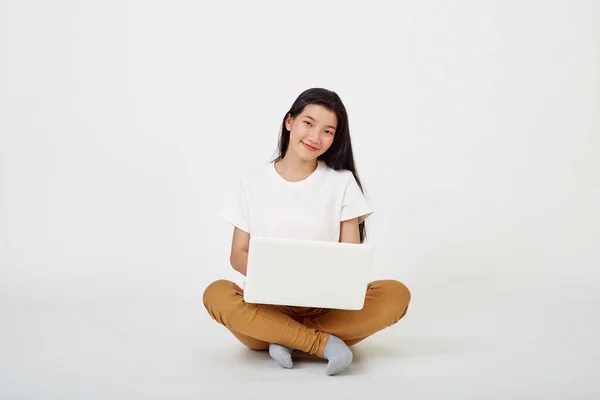 Sorrindo Mulher Asiática Trabalhando Computador Portátil Enquanto Sentado Chão Com — Fotografia de Stock