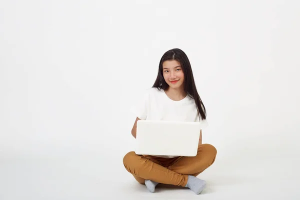 Sorrindo Mulher Asiática Trabalhando Computador Portátil Enquanto Sentado Chão Com — Fotografia de Stock