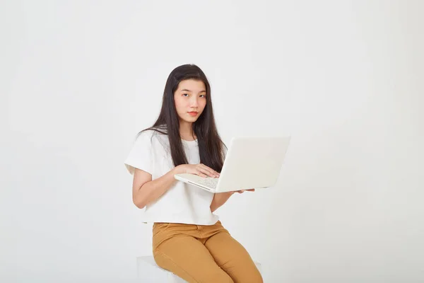 Jovem Atraente Feliz Com Computador Portátil Sentado Cruzado Pernas Olhando — Fotografia de Stock