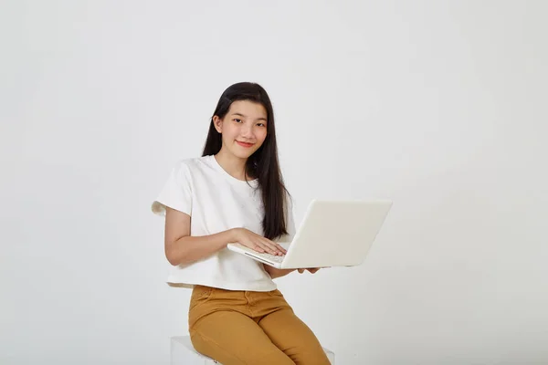 Gelukkig Aantrekkelijke Jonge Vrouw Met Laptop Computer Zitten Gekruiste Benen — Stockfoto