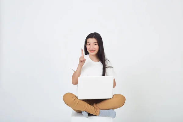 Slimme Aantrekkelijke Jonge Vrouw Gebruik Laptop Computer Zitten Gekruiste Benen — Stockfoto