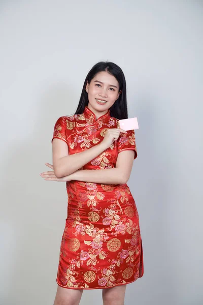 Mulher Asiática Vestindo Vestido Tradicional Cheongsam Qipao Mostrando Cartão Crédito — Fotografia de Stock