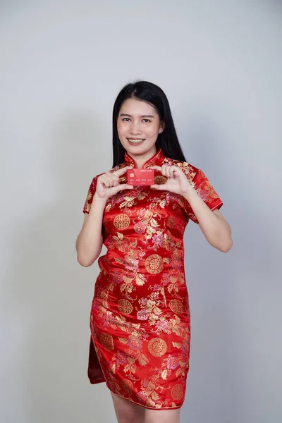 Mujer Asiática Vistiendo Tradicional Cheongsam Qipao Vestido Mostrando Tarjeta Crédito — Foto de Stock