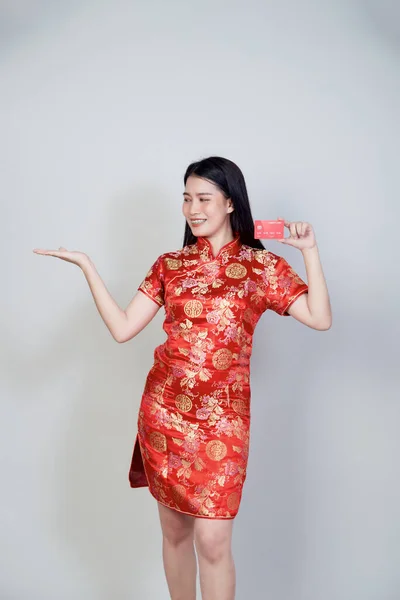 Mujer Asiática Vistiendo Tradicional Cheongsam Qipao Vestido Mostrando Tarjeta Crédito — Foto de Stock