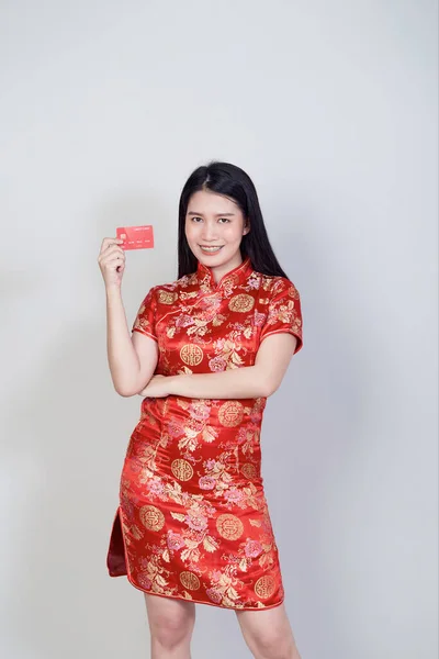 Mulher Asiática Vestindo Vestido Tradicional Cheongsam Qipao Mostrando Cartão Crédito — Fotografia de Stock