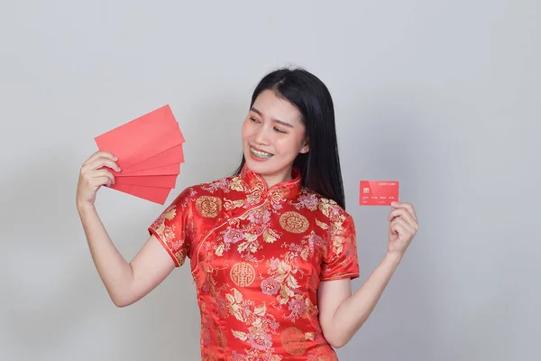 Mujer Asiática Vistiendo Tradicional Cheongsam Qipao Vestido Mostrando Tarjetas Crédito — Foto de Stock