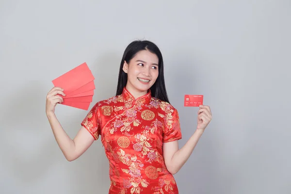 Mujer Asiática Vistiendo Tradicional Cheongsam Qipao Vestido Mostrando Tarjetas Crédito — Foto de Stock