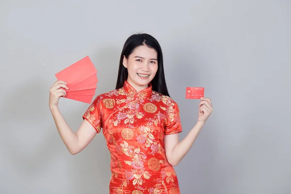 Mujer Asiática Vistiendo Tradicional Cheongsam Qipao Vestido Mostrando Tarjetas Crédito — Foto de Stock