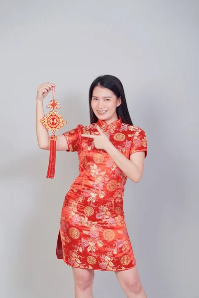 Menina Asiática Bonita Com Cheongsam Vestido Tradicional Chinês Qipao Segurando — Fotografia de Stock