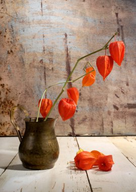 Tahta arka planda güzel bir sonbahar buketi