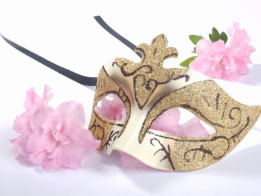 Beyaz arka planda çiçekli karnaval maskesi