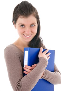 Kitabı beyaza ayrılmış mutlu gülümseyen öğrencinin portresi.