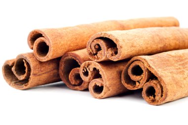 Tarçın çubukları, beyaz üzerine izole