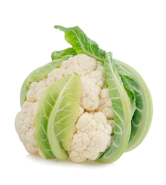 Beyaz arkaplanda izole edilmiş taze karnabahar 