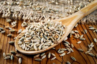 Tahta kaşıkta çavdar taneleri