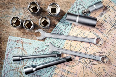 Ahşap arkaplandaki araç ve gereçler